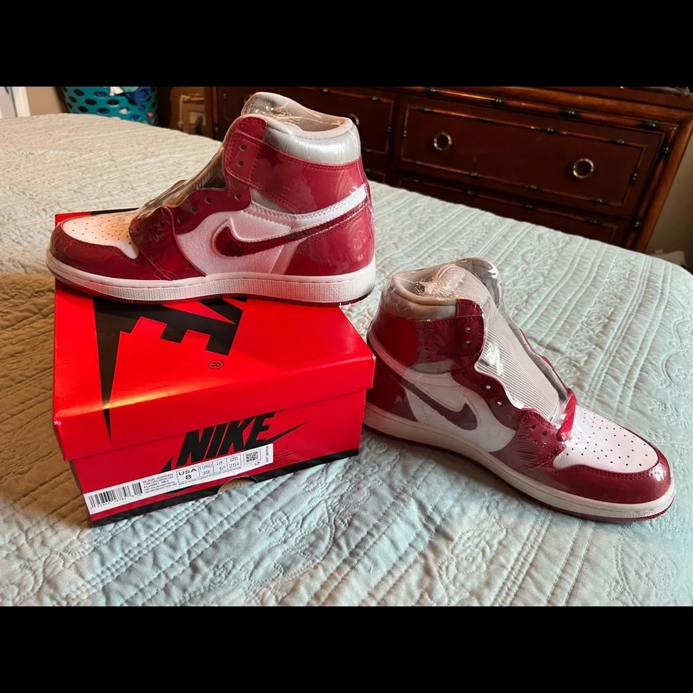 Women’s Air Jordan 1 Retro High OG Sneaker. Red. Sizes: 5.5x2 left. NWT. - Picture 5 of 12